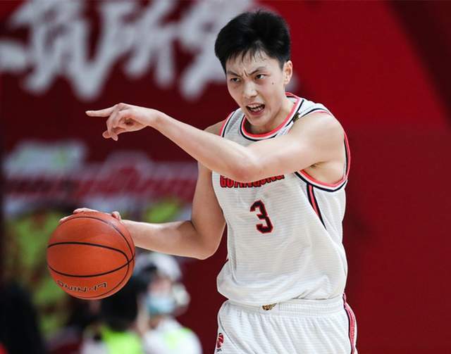 广东宏远冲刺阶段战术微调，志在英超名次提升，更衣室稳定，细节决定成败 