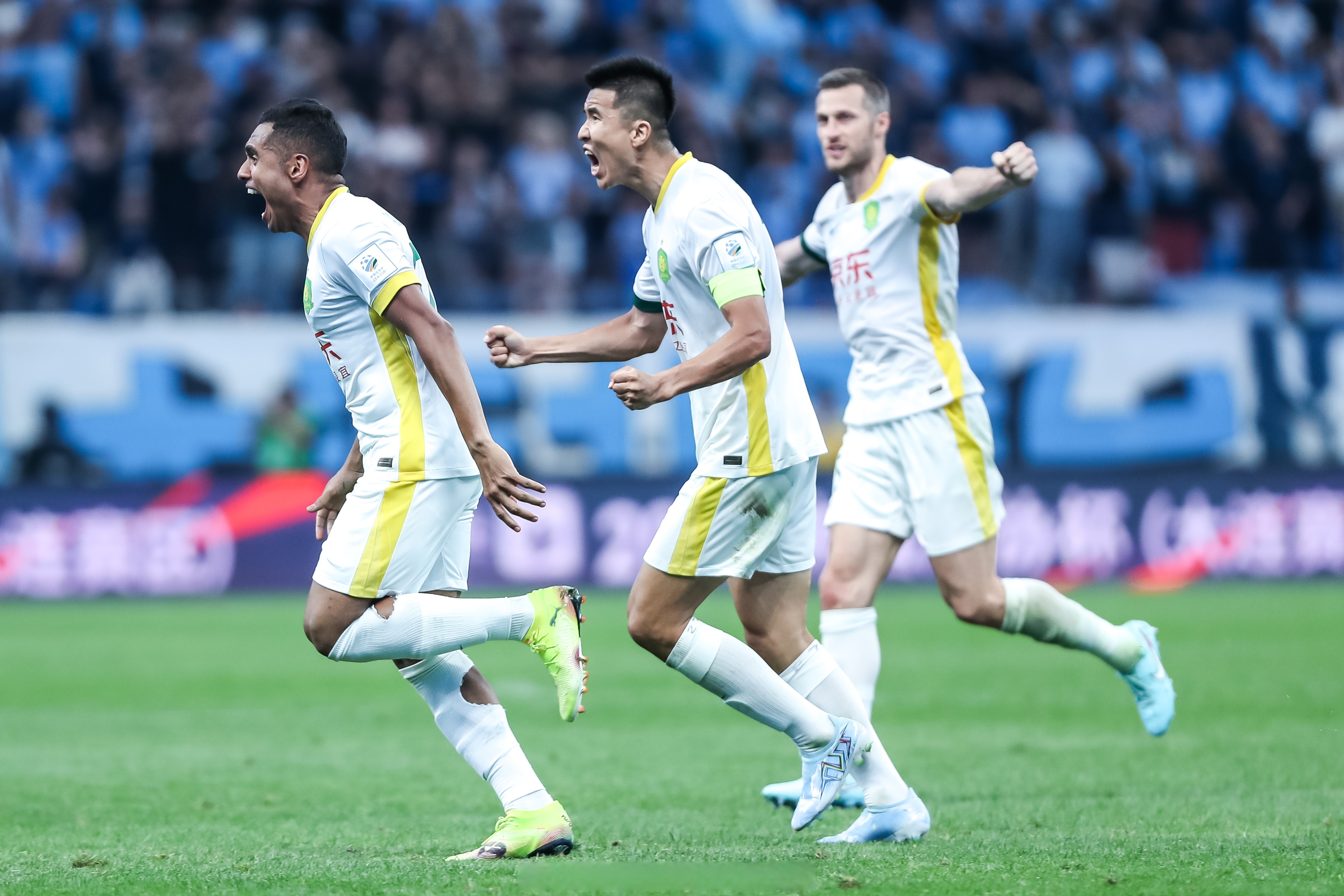 包含今晨皇家马德里外线爆发——法甲节点到来,悬念犹存,训练强度明显提升的词条 包含今晨皇家马德里外线爆发——法甲节点到来,悬念犹存,训练强度明显提升的词条