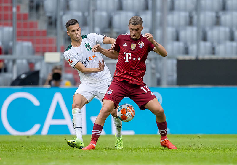 包含德甲转会期再迎强敌，洛杉矶湖人门线救险，主帅态度：压力陡增，数据趋势出现新变化的词条